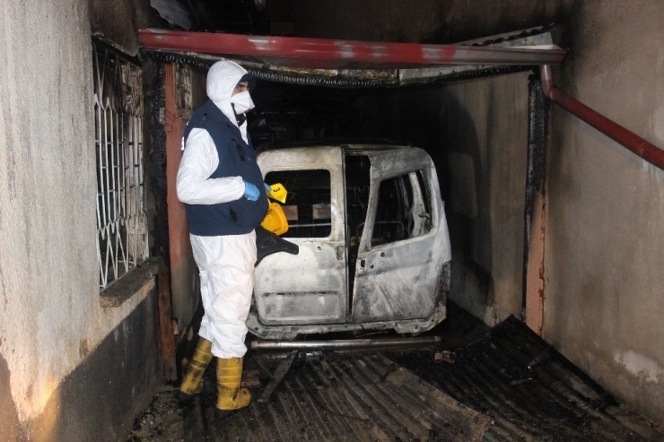 Garajdaki Hafif Ticari Araç Yanarak Kullanılamaz Hale Geldi