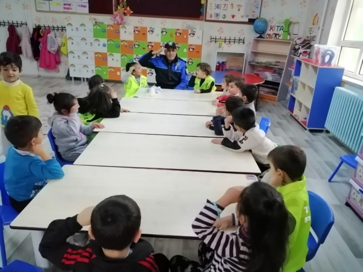 Anaokulu Öğrencilerine Polislerden Eğitim