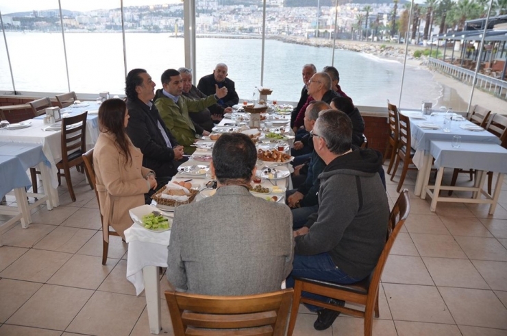 Kuşadası Belediye Başkanı Her Gün Bir Sokakta Vatandaşlarla Buluşarak Mesaisine Başlıyor