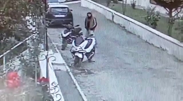 Kuşadası’nda Motor Hırsızlığı Kameraya Yansıdı