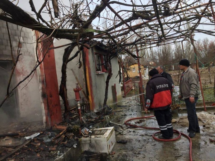 Yangında Tüm Eşyaları Kül Oldu
