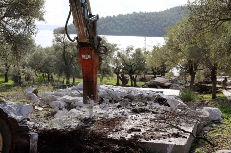 Akbük Koyunda İmara Aykırı 21 Yapı Yıkıldı