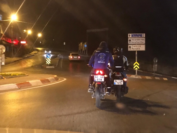 Motosiklet Sürücüsünün Arıza Yapan Motosikleti Ayağıyla İttirdiği Anlar Kamerada