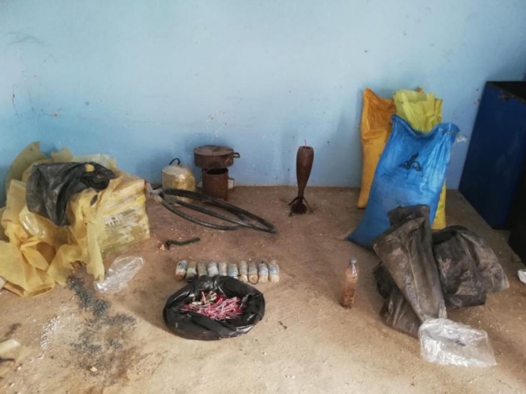 Msb:"kahraman Mehmetçiklerimiz Tarafından Barış Pınarı Bölgesi Rasulayn’ın Ar Bain Köyünde, Pkk/ypg Terör Örgütünün Eyp Atölyesi Olarak Kullandığı Bina Tespit Edildi. Meti Tarafından Eyp Yapımında Kullanılan Malzeme Ve Düzen