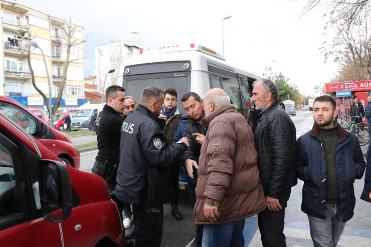 Sakarya’da Şehir Merkezindeki Durakta Hareketli Dakikalar