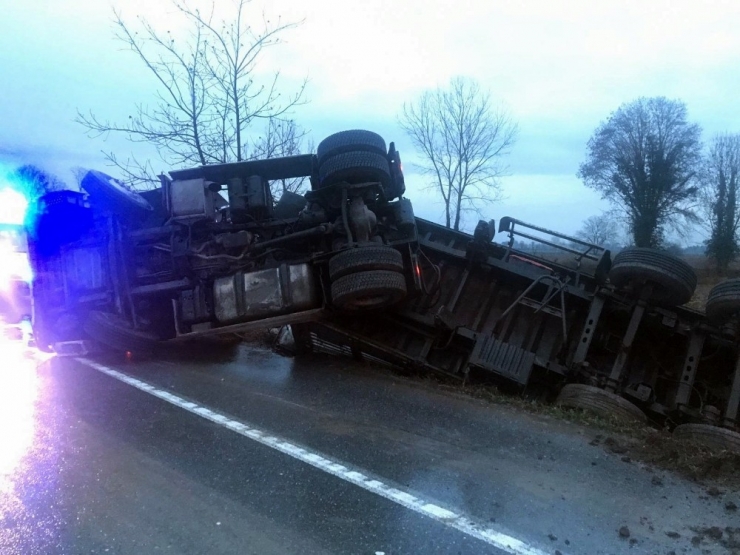 Sürücüsünün Kontrolünden Çıkan Tır Devrildi: 1 Yaralı