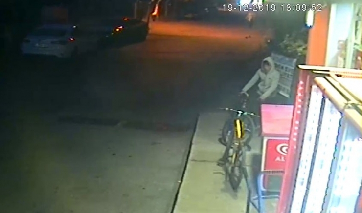 Hırsızların Dükkanın Önüne Bırakılan Bisikleti Çaldığı Anlar Kamerada
