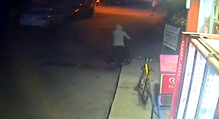 Hırsızların Dükkanın Önüne Bırakılan Bisikleti Çaldığı Anlar Kamerada