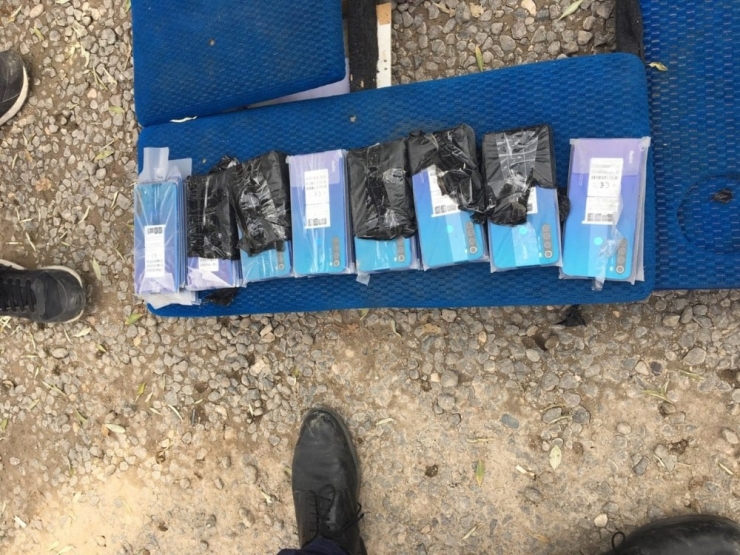 Şanlıurfa’da Kaçak Cep Telefonları İle Sigara Ele Geçirildi