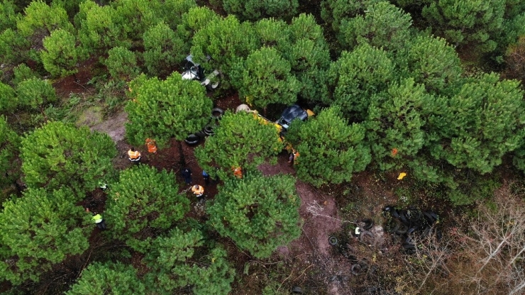 Şile’de Ormandaki Lastikleri Kaldırma Çalışmaları Havadan Görüntülendi