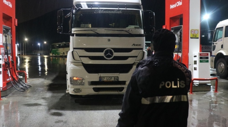 Karayolunda Erkek Cesedi Bulundu