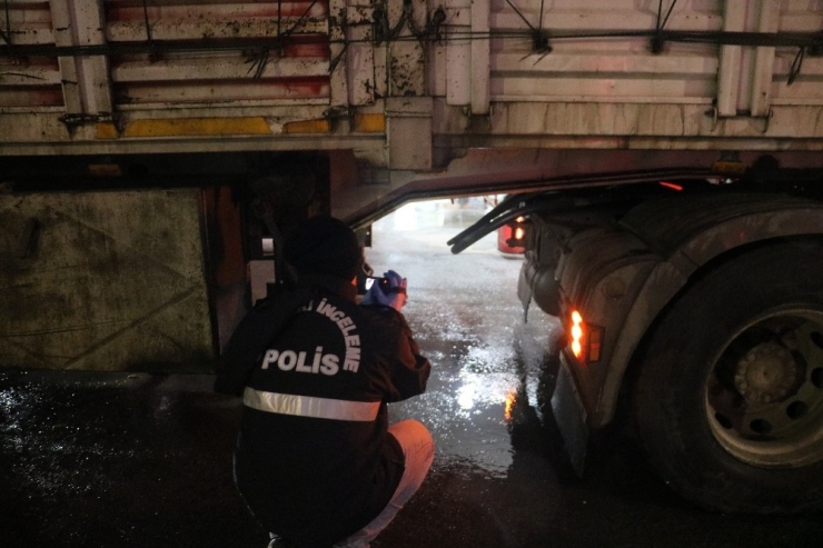 Karayolunda Erkek Cesedi Bulundu