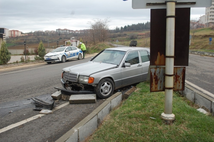 Otomobiliyle Refüje Çarpan 73 Yaşındaki Sürücü Yaralandı