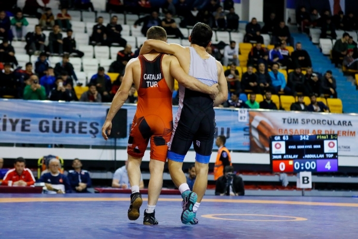 Türkiye Grekoromen Güreş Şampiyonası Devam Ediyor