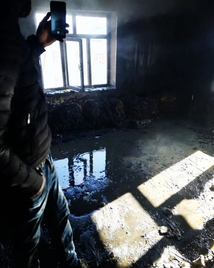 Başkale’de Ev Yangını