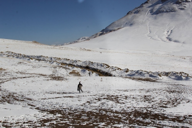 İran Sınırında Erkek Cesedi Bulundu