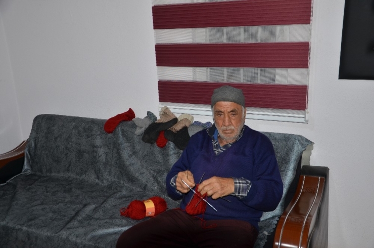 Babasından Öğrendi, 66 Yıldır El İşi Örüyor