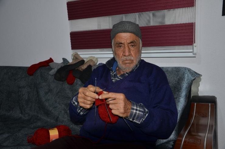 Babasından Öğrendi, 66 Yıldır El İşi Örüyor