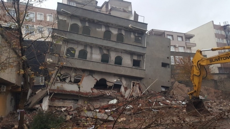 Yağışlar Nedeniyle 4 Katlı Bina Çöktü