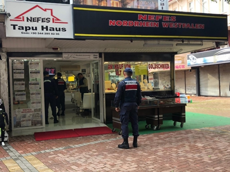 Suçüstü Yakalanan Kuyumcu Hırsızının Kıyafeti Pes Dedirtti