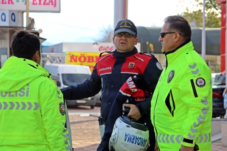 Kazada Yaralanan Arkadaşının Üniforması Ve Kaskını Uzun Süre Elinden Bırakmadı