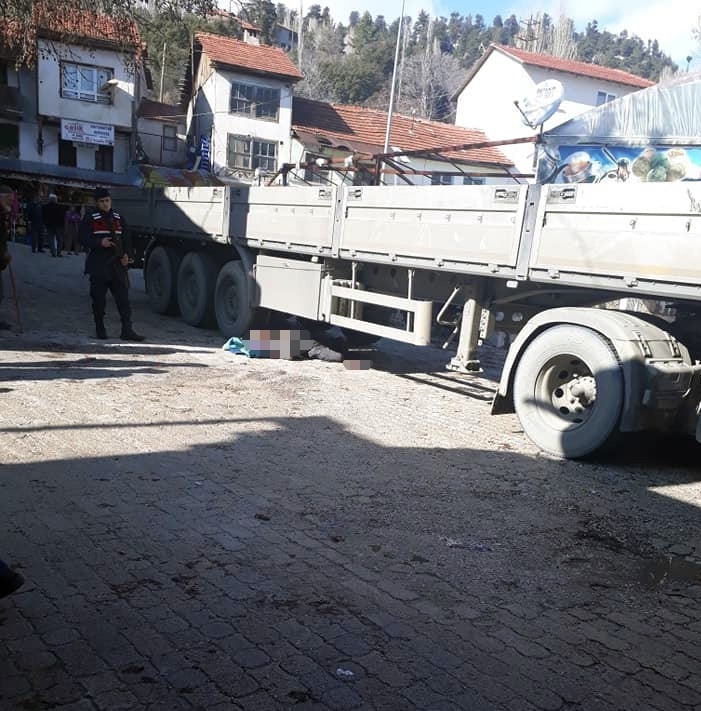 Tırın Çarptığı Yaşlı Adam Hayatını Kaybetti