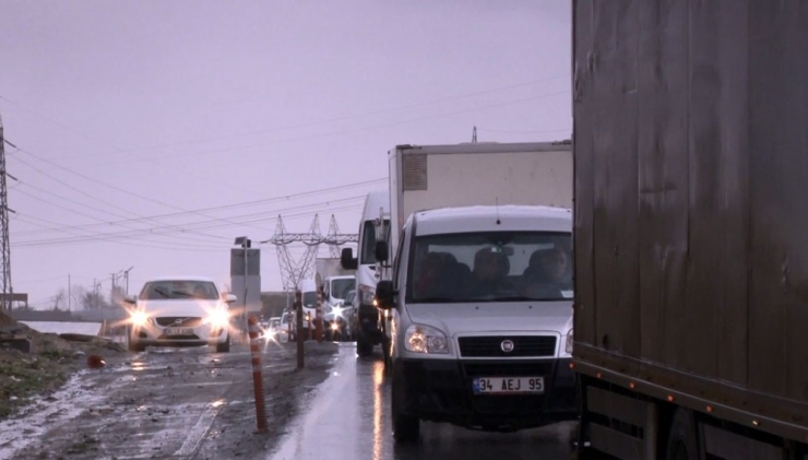 Arnavutköy’de Otomobil Taksiyle Çarpıştı: 1 Yaralı