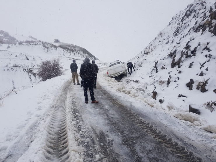 Bingöl’de Kar Yağışı Etkili Oldu, Kara Saplanan Araç Kurtarıldı