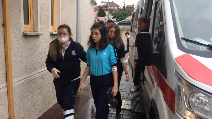 Barut Kokusu Çocukları Etkiledi... Çok Sayıda Öğrenci Hastaneye Kaldırıldı