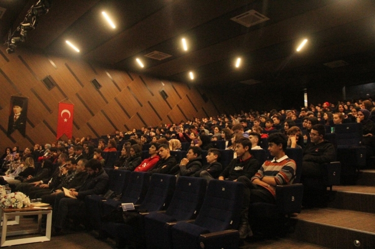 ‘Duruş Ve Onur Abidesi: Mehmet Akif’ Sakarya’da Konuşuldu