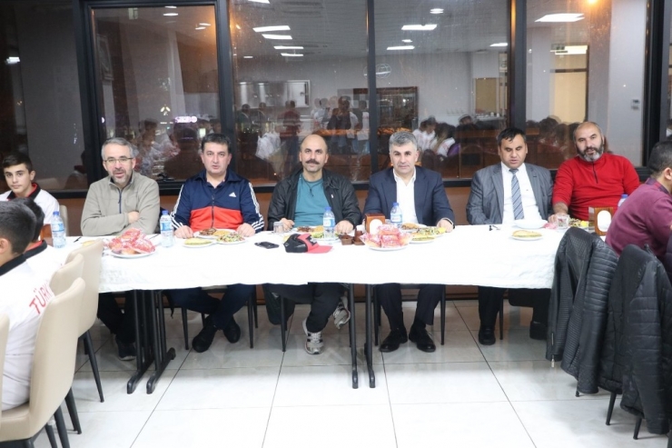 Golball Kadın Milli Takımı, Güreş Eğitim Merkezi Sporcuları İle Yemekte Bir Araya Geldi