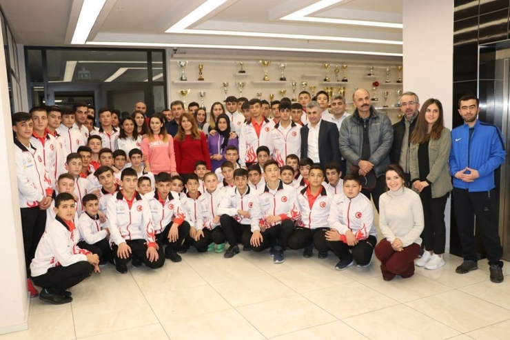 Golball Kadın Milli Takımı, Güreş Eğitim Merkezi Sporcuları İle Yemekte Bir Araya Geldi