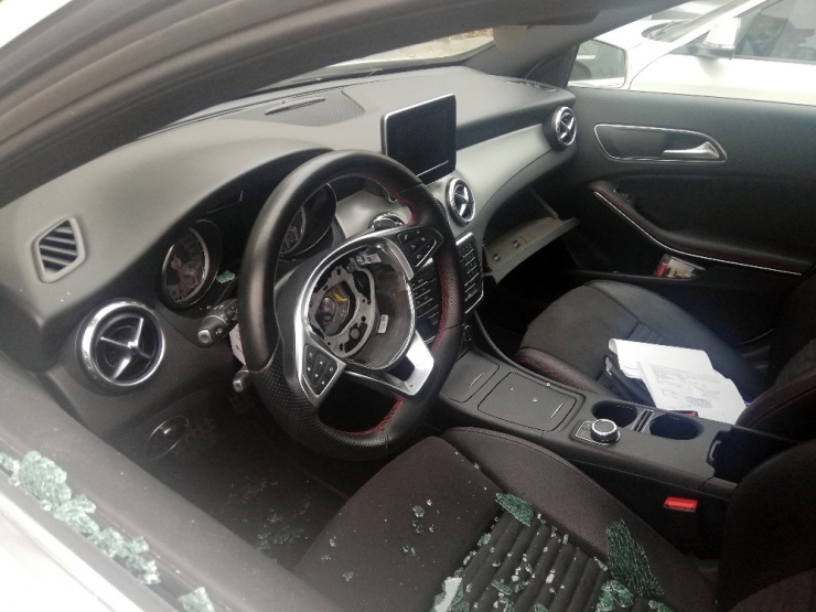 Lüks Otomobilin Hava Yastığını Çalan Hırsızlar Kamerada