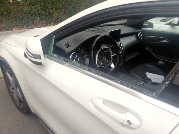 Lüks Otomobilin Hava Yastığını Çalan Hırsızlar Kamerada