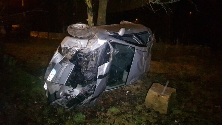 Otomobil 35 Metreden Araziye Uçtu: 2 Yaralı