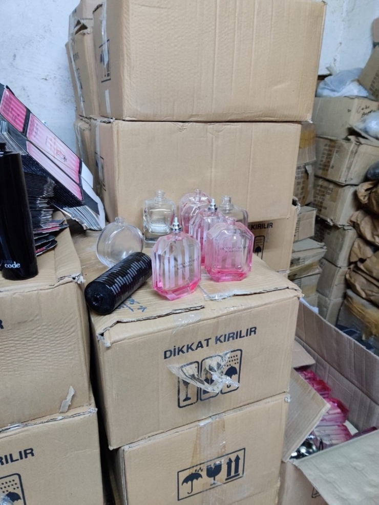 Ele Geçirilen Sahte Parfümler Emniyette Sergilendi