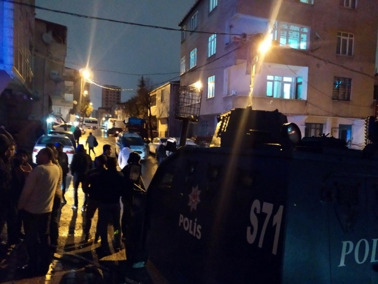 Küçükçekmece’de Sokak Ortasında Silahlı Kavga: 2 Yaralı