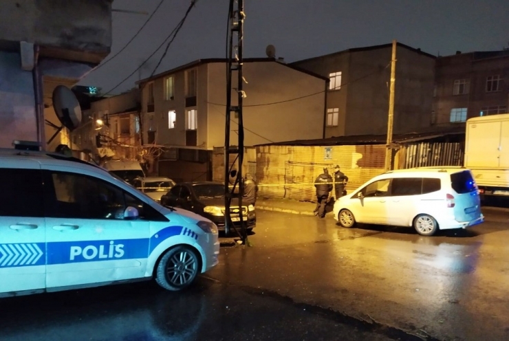 Küçükçekmece’de Sokak Ortasında Silahlı Kavga: 2 Yaralı