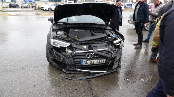 Pendik’te Lüks Otomobiller Birbirine Girdi: 2 Yaralı
