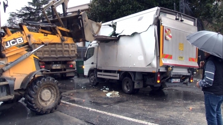 Kamyonda Taşınan Sac Yol Kenarındaki Kamyonete Ok Gibi Saplandı