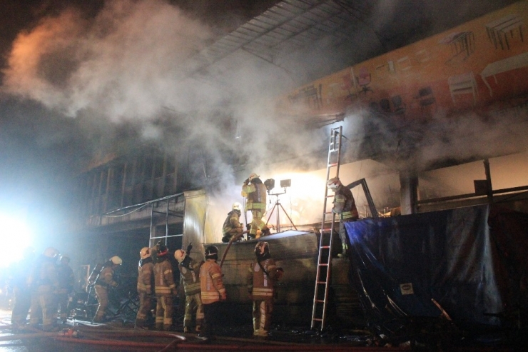 Sultangazi’de Mobilya İmalathanesi Alev Alev Yandı