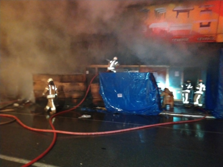 Sultangazi’de Sanayi Sitesinde İş Yeri Yangını