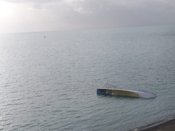 Tekne Devrilince Yüzerek Kıyıya Çıkmışlar