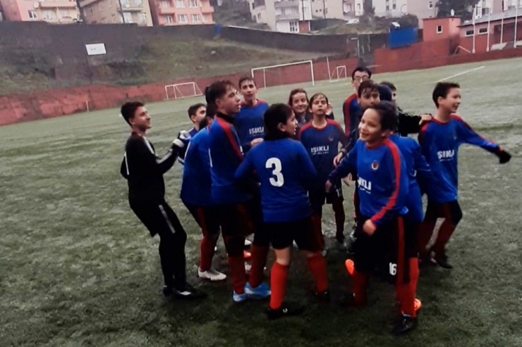 İmam Hatip Ortaokulu Bahçeşehir Kolejini 4-3 İle Eledi
