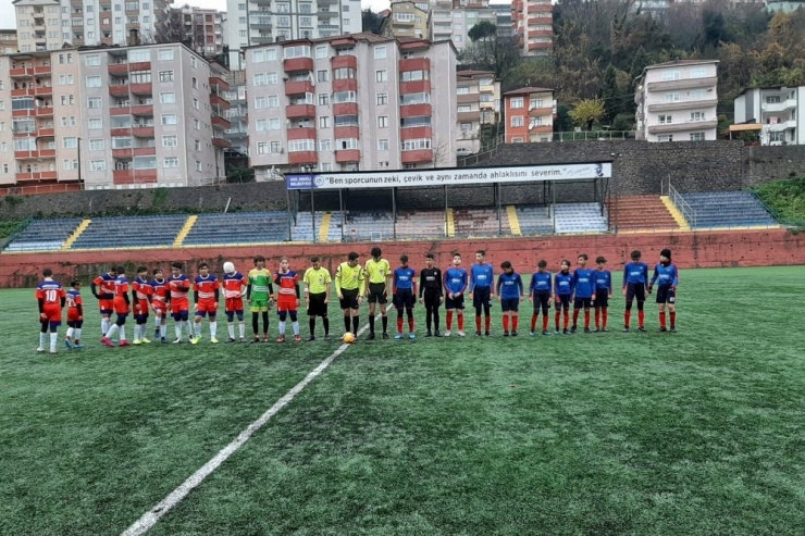 İmam Hatip Ortaokulu Bahçeşehir Kolejini 4-3 İle Eledi
