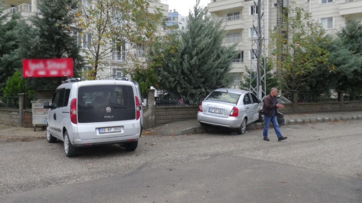 Hafif Ticari Araç İle Otomobil Çarpıştı: 2 Yaralı