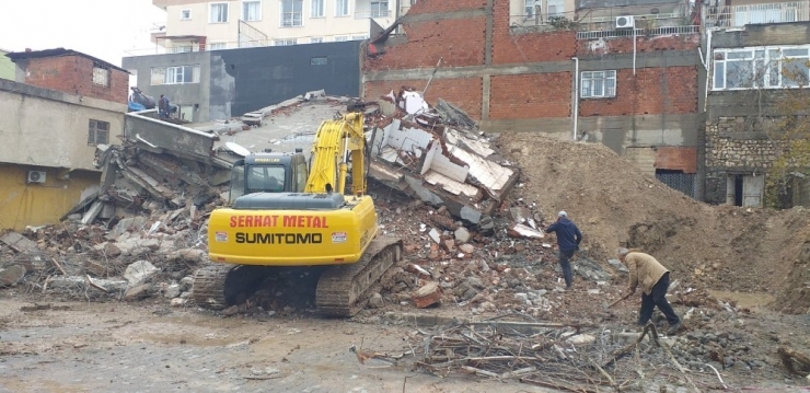 Çöken 4 Katlı Binanın Enkazı Kaldırılıyor