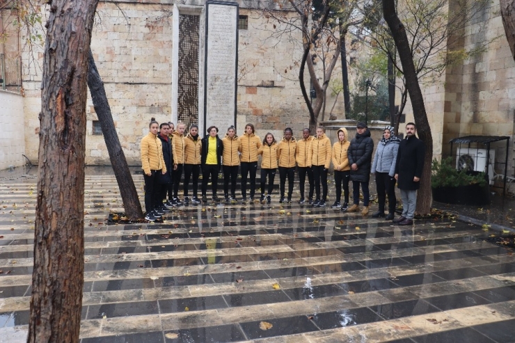 Kadın Futbolcular, Kadın Şehitlerin Mezarını Ziyaret Edip Dualar Okudu