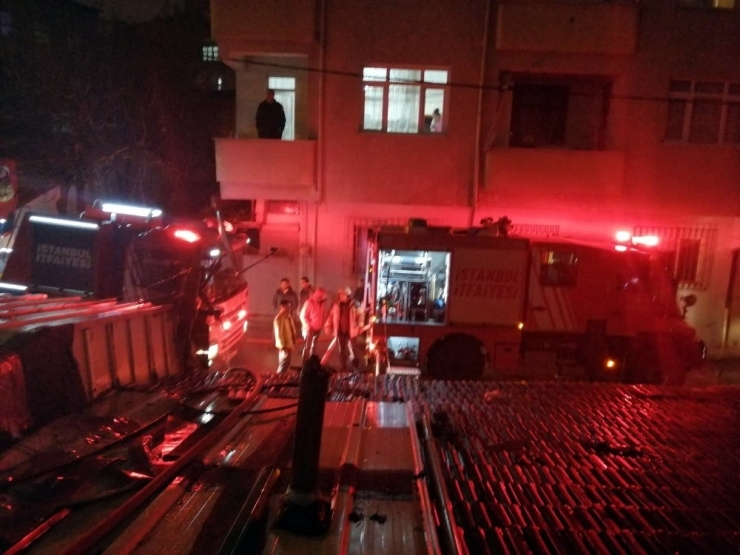 Ataşehir’de 4 Katlı Binanın Çatısında Korkutan Yangın