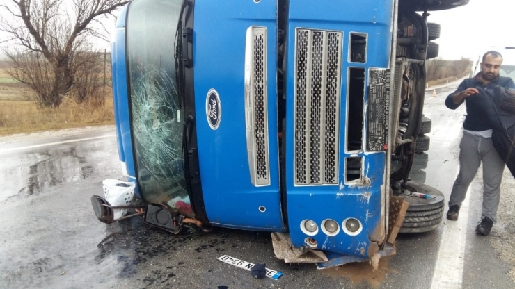 Kargo Kamyonu Devrildi: 2 Yaralı